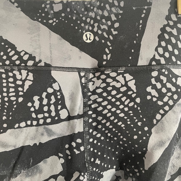 Lululemon Wunder Under Leggings 8 - Picture 3 of 5